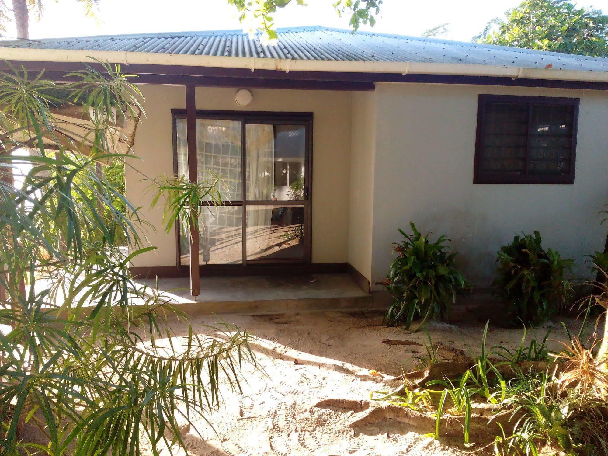 Vacations Beach Fale Hotel Manase Exterior photo