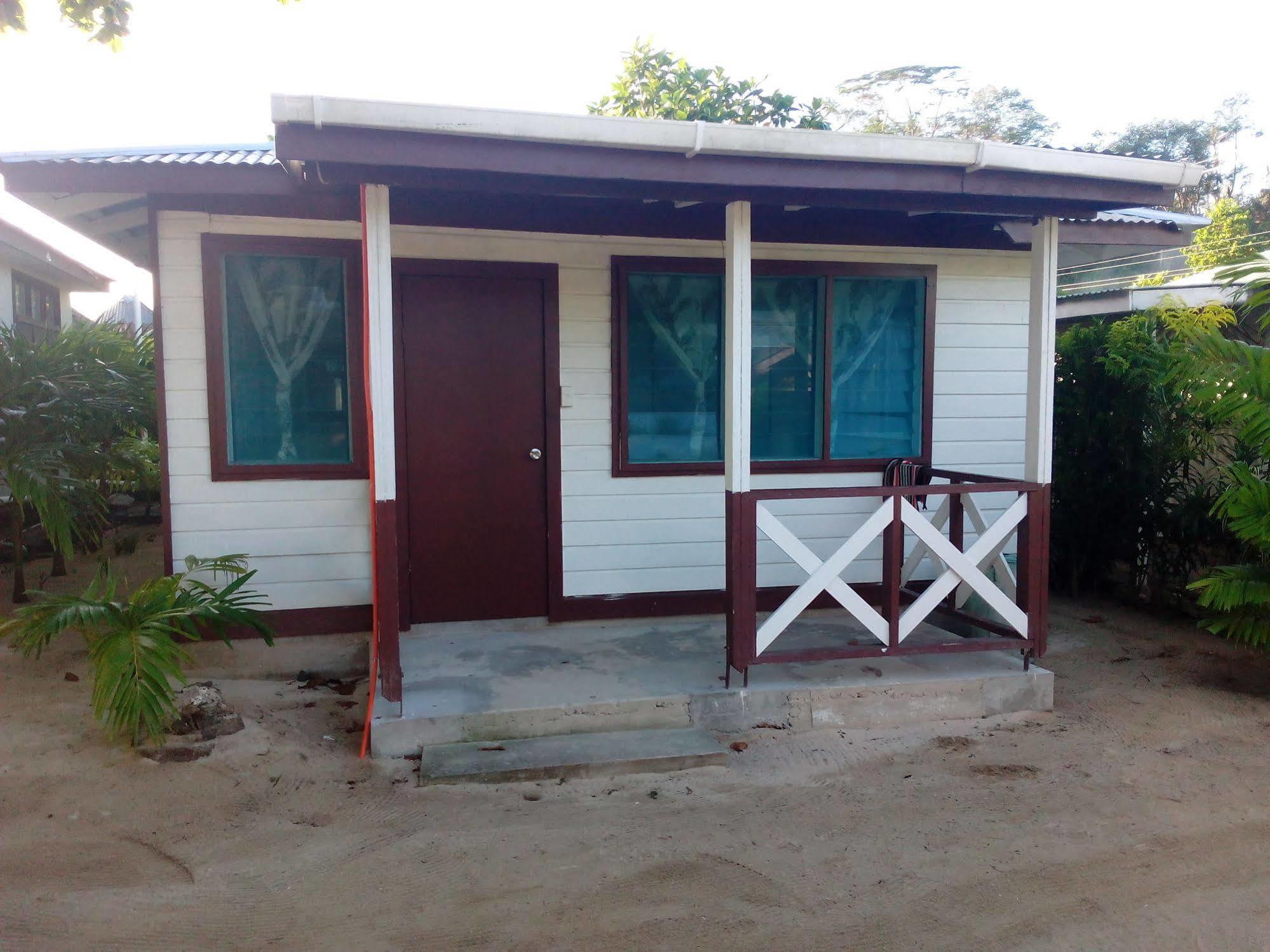 Vacations Beach Fale Hotel Manase Exterior photo